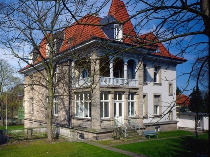 Going out to a large garden, the building of MPIPS in Göttingen